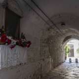 Corte San Triggiano: l'entrata � costituita da un omonimo arco in cui balza all'occhio una graziosa edicola dedicata a San Nicola, colma di fiori variopinti...